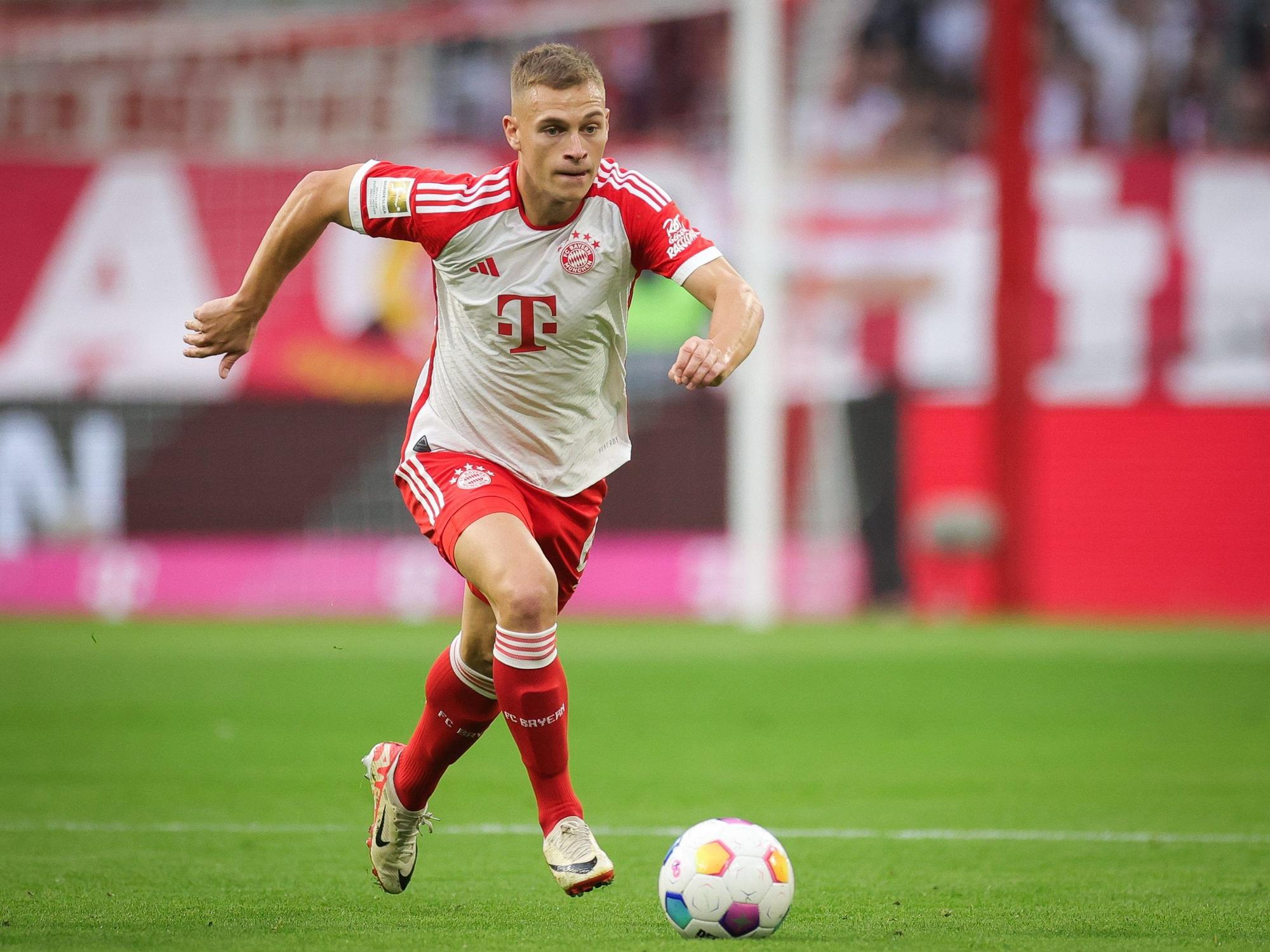 Münchens Joshua Kimmich spielt den Ball.