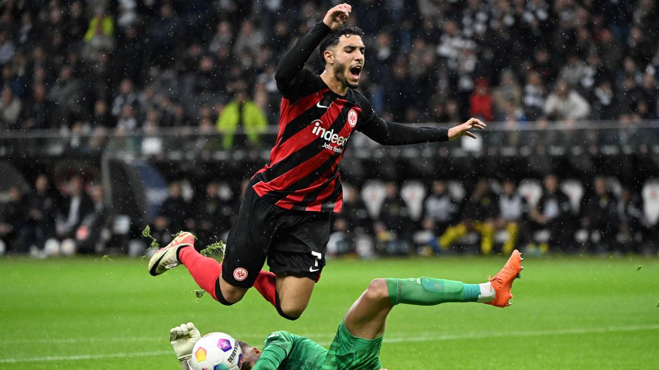 Omar Marmoush fällt über den herausstürmenden BVB-Torwart Alexander Meyer.