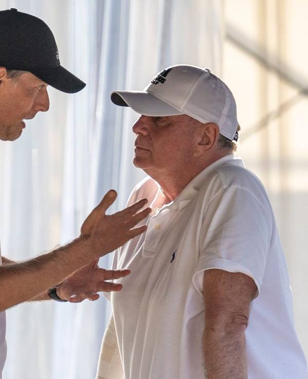 Bayerns Trainer Thomas Tuchel (l) spricht mit Ehrenpräsident Uli Hoeneß in Rottach-Egern.