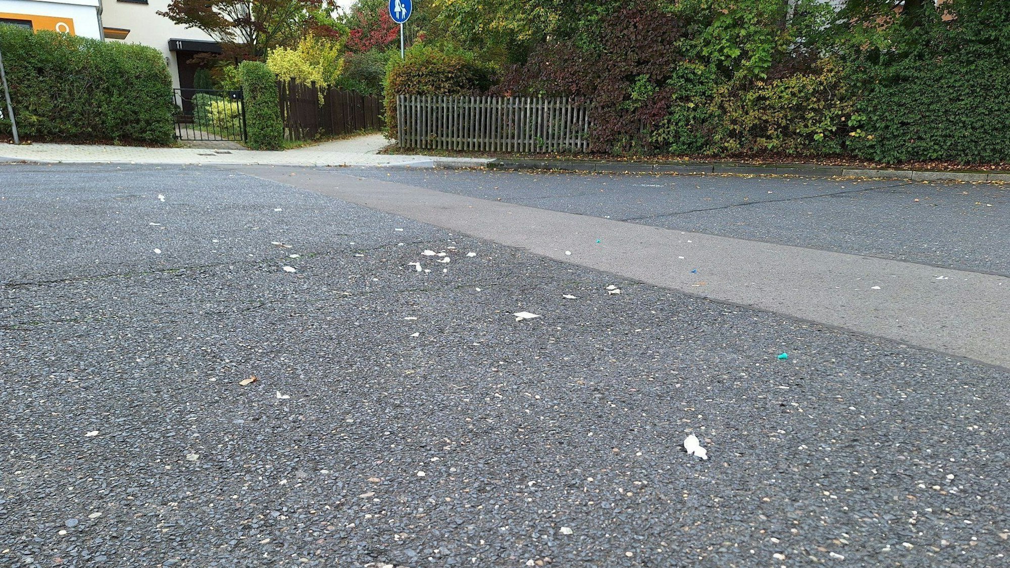 Blick auf den ungefähren Tatort in einem Wendehammer in einer ruhigen Wohnstraße. Eine schwangere Frau ist in Leverkusen auf der Straße attackiert worden und gestorben.