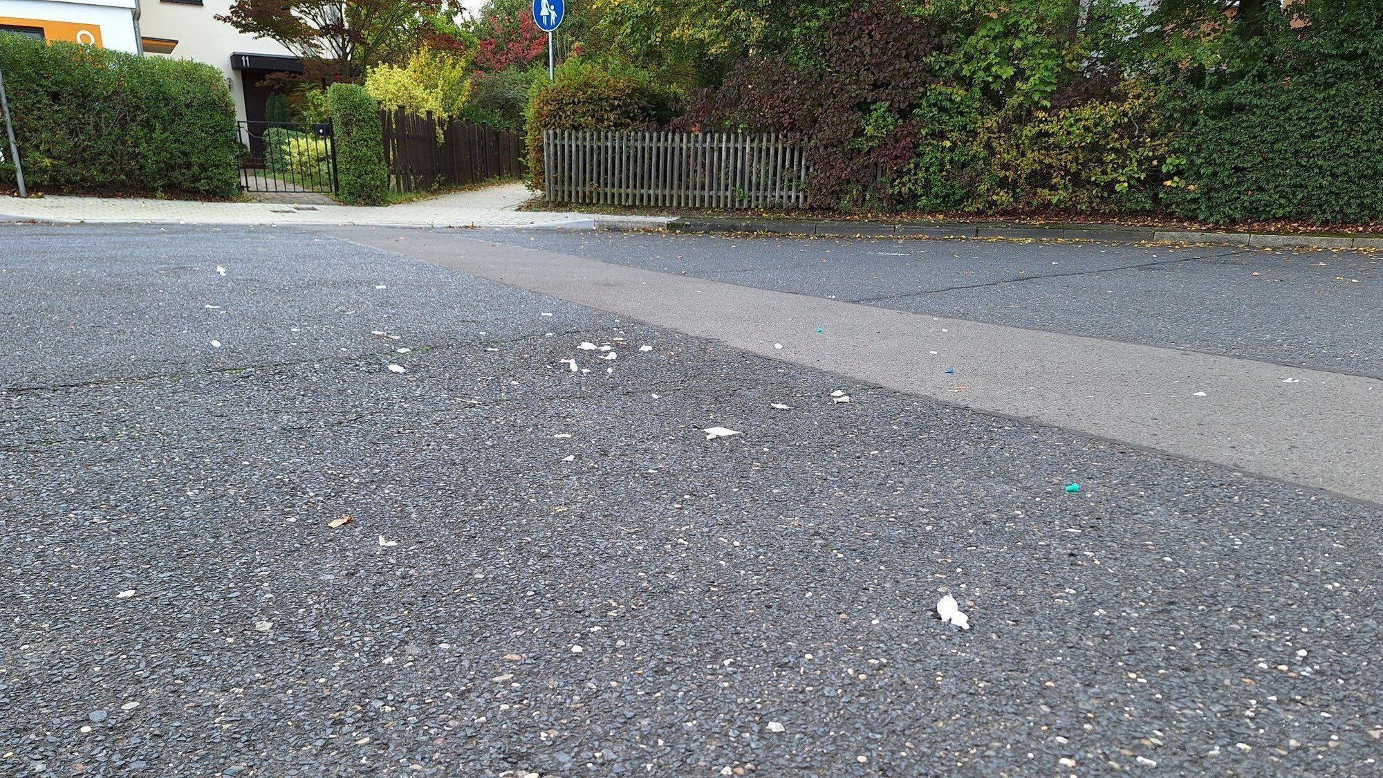 Blick auf den ungefähren Tatort in einem Wendehammer in einer ruhigen Wohnstraße. Eine schwangere Frau ist in Leverkusen auf der Straße attackiert worden und gestorben.