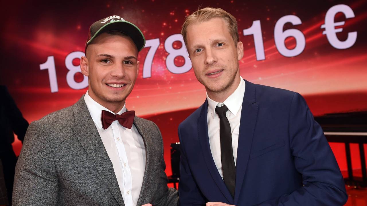 Sänger Pietro Lombardi (l.) und Comedian Oliver Pocher posieren sie für ein Foto.