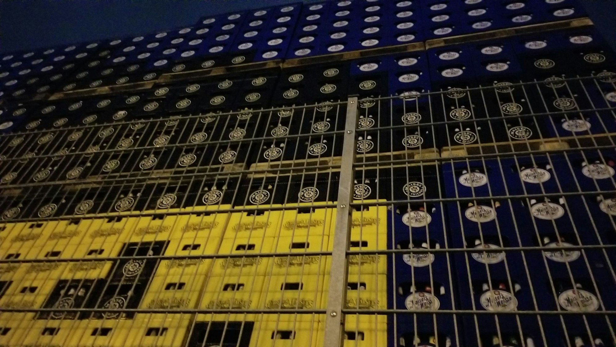 Eine Bierflaschen-Wand auf dem Gelände der Brauerei Maisel in Bayreuth.