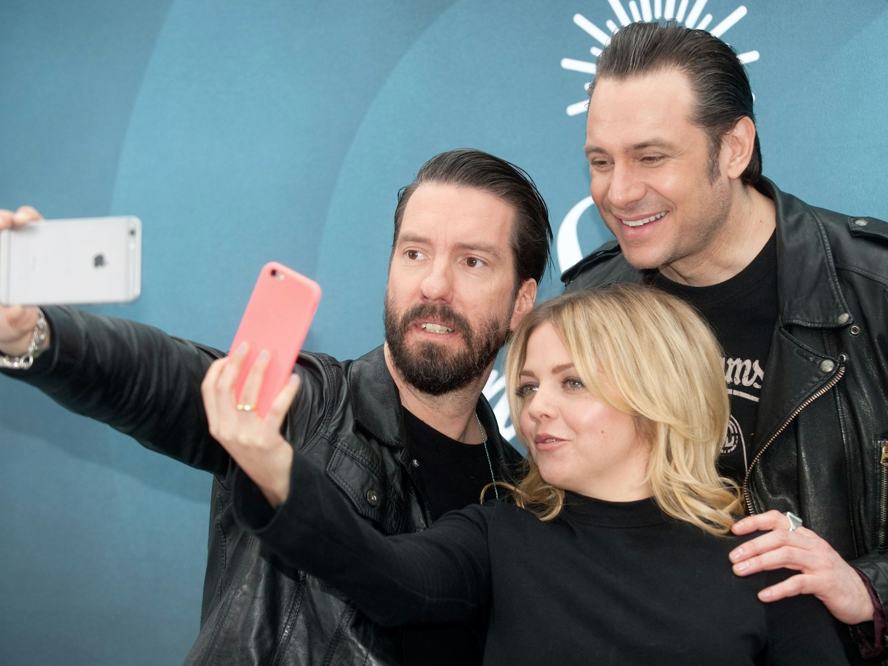 Die Sänger Sascha Vollmer (r) und Alec Völken von der Band «The Bosshoss» sowie die Sängerin Annett Louisan am 16.02.2016 in Berlin.