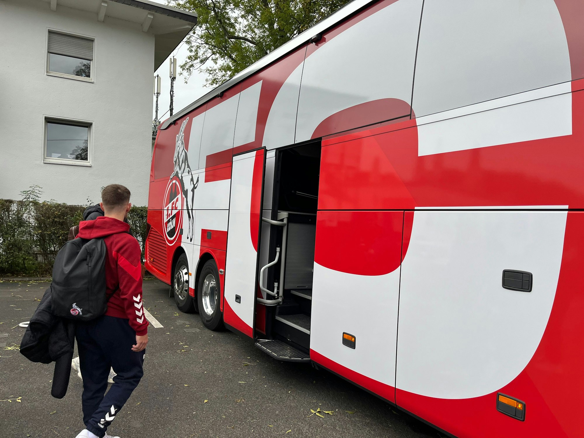 Jan Thielmann bei der FC-Abfahrt.