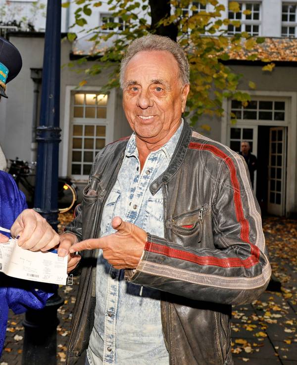 Udo Müller (l.) kontrolliert die Karte von Erry Stoklosa.