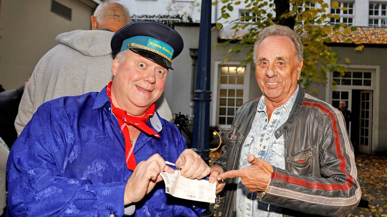 Udo Müller (l.) kontrolliert die Karte von Erry Stoklosa.