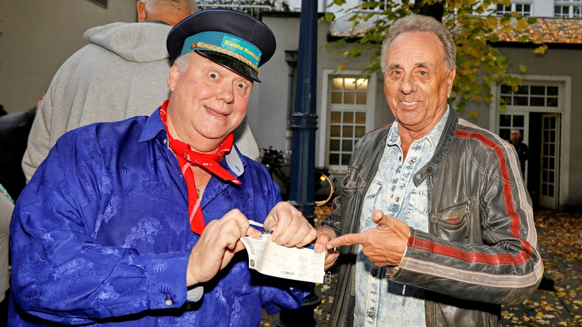 Udo Müller (l.) kontrolliert die Karte von Erry Stoklosa.