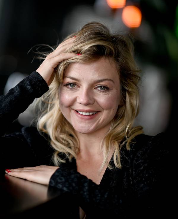 Sängerin Annett Louisan lächelt am Rande eines Interviews am 21.08.2020.