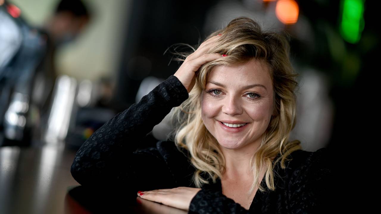 Sängerin Annett Louisan lächelt am Rande eines Interviews am 21.08.2020.