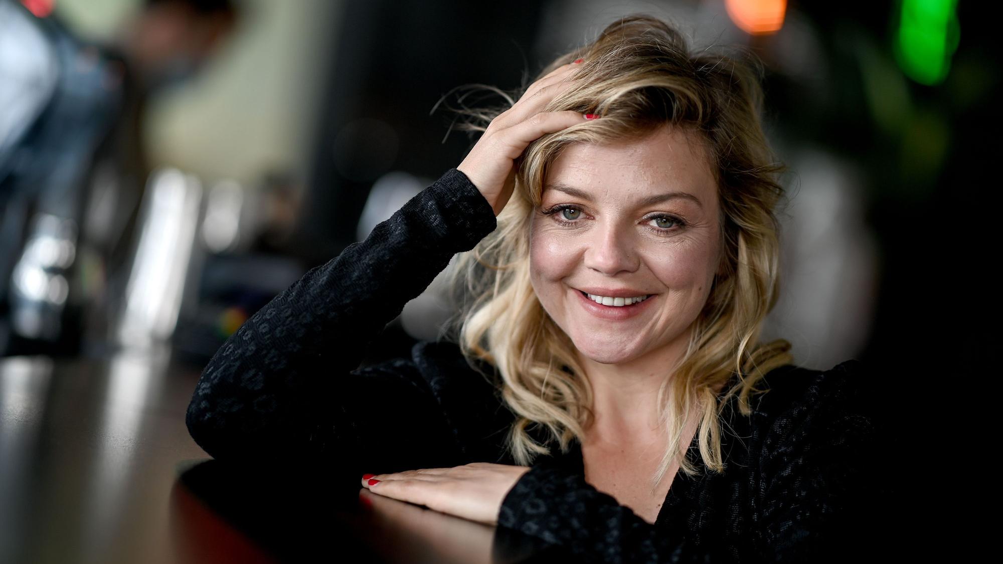 Sängerin Annett Louisan lächelt am Rande eines Interviews am 21.08.2020.