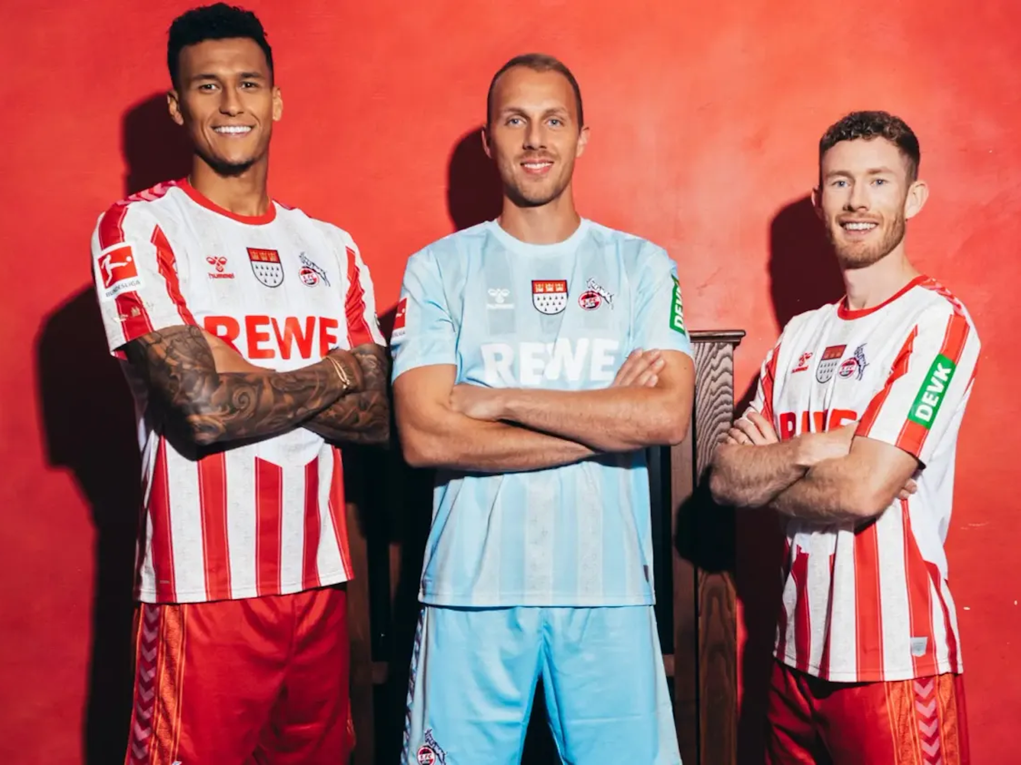 Davie Selke, Marvin Schwäbe und Florian Kainz (v.l.n.r) präsentieren das neue Karnevalstrikot mit verschränkten Armen.