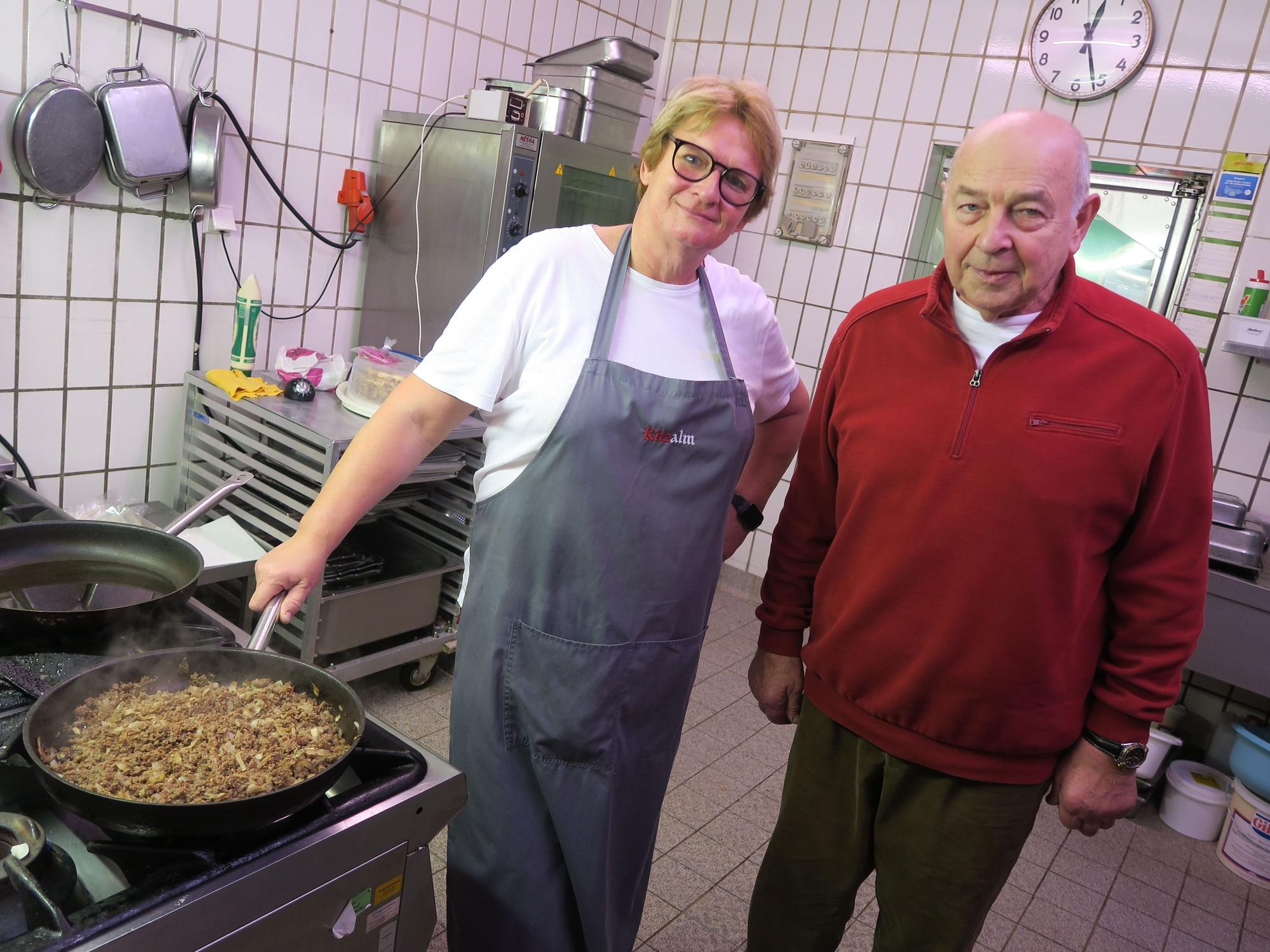 Jakob Höller mit Mitarbeiterin Britta Beck in der Küche