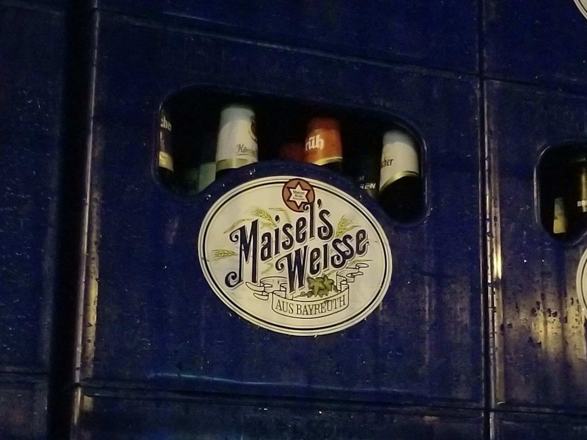 Ein Leergutkasten von Maisel mit einer Früh-Flasche.