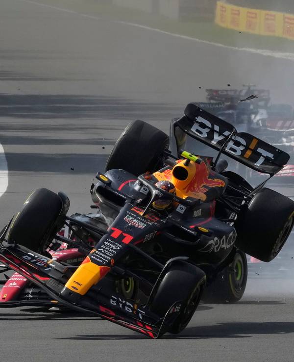 Crash in der Formel 1: Red-Bull-Fahrer Sergio Perez und Ferrari-Pilot Charles Leclerc.