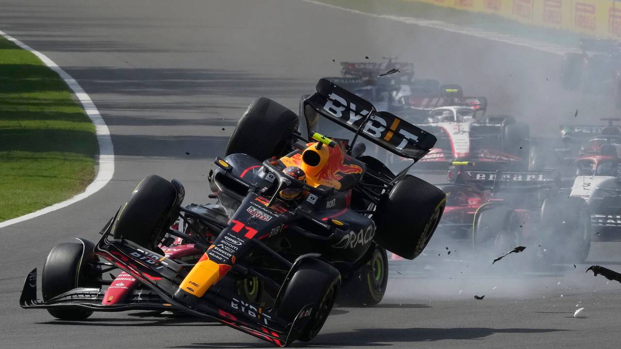 Crash in der Formel 1: Red-Bull-Fahrer Sergio Perez und Ferrari-Pilot Charles Leclerc.