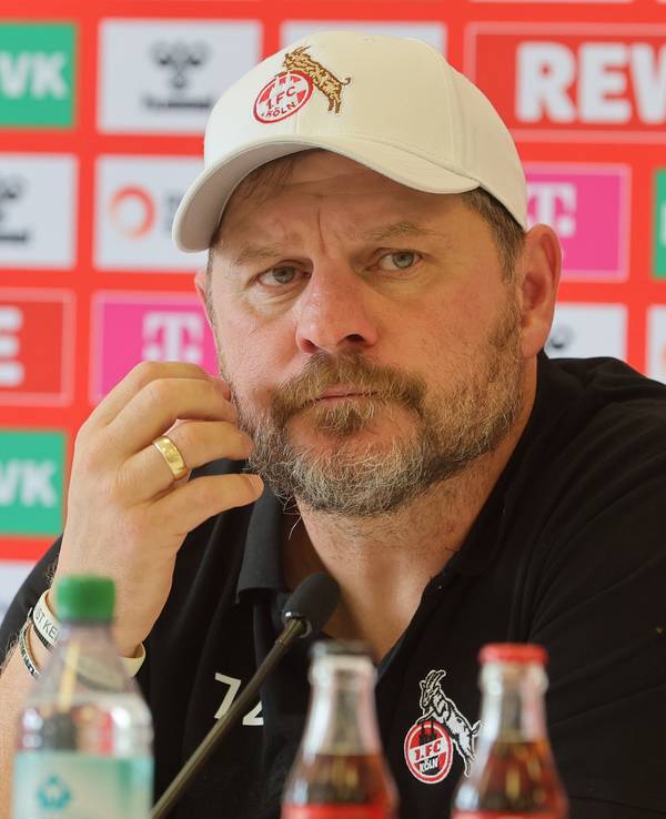 Steffen Baumgart auf einer Pressekonferenz im Oktober 2023.