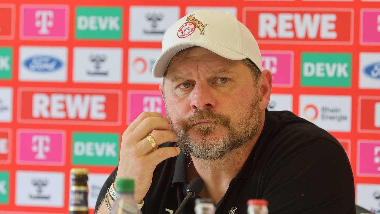 Steffen Baumgart auf einer Pressekonferenz im Oktober 2023.