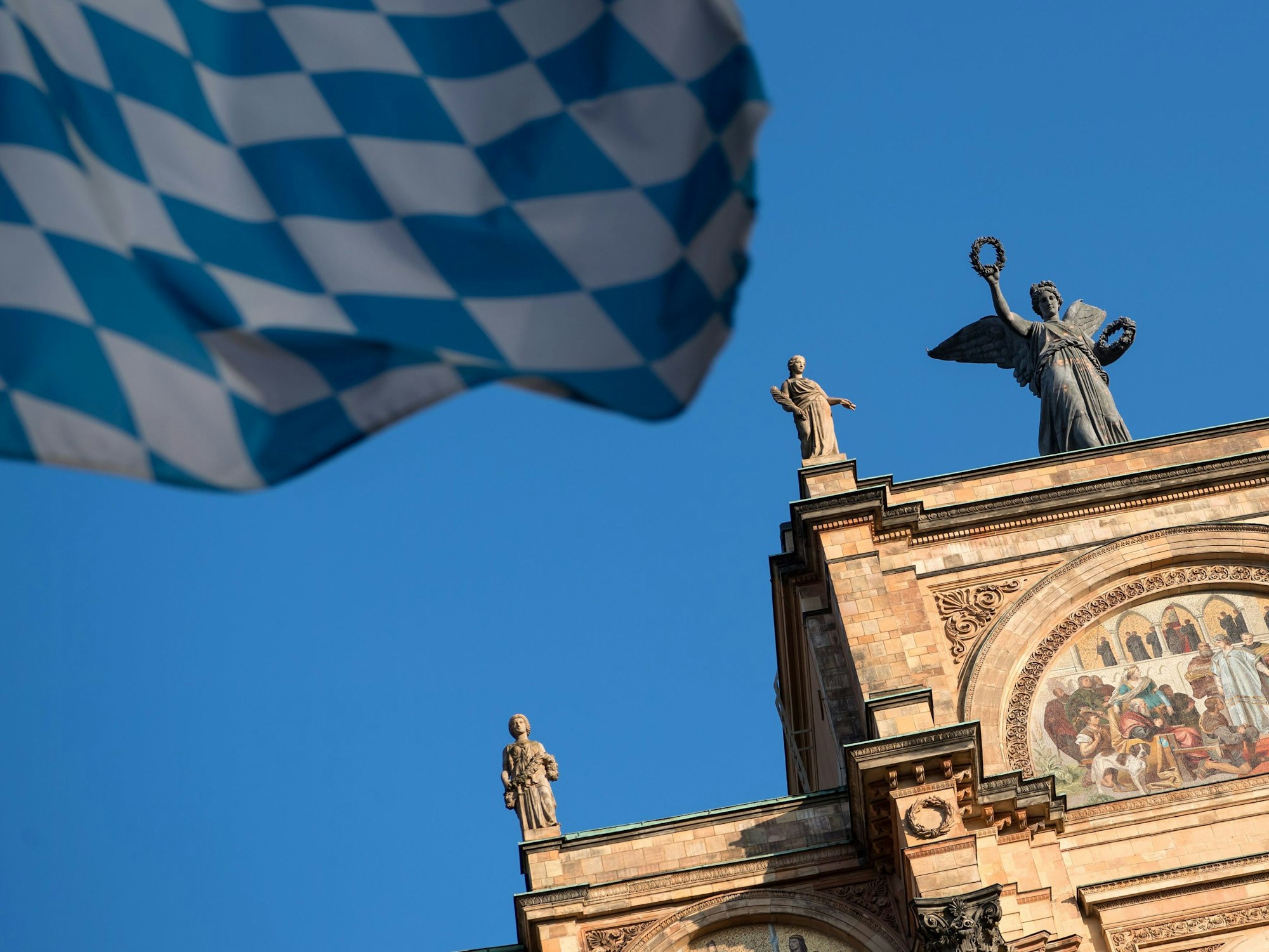 Eine Bayernflagge weht vor dem bayerischen Landtag.