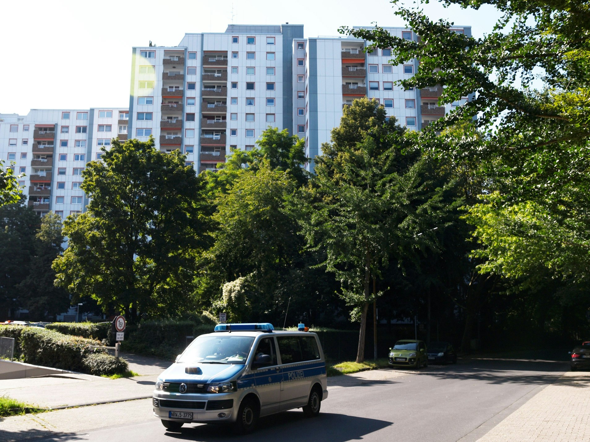 Ein Polizeiauto fährt durch Köln-Finkenberg.