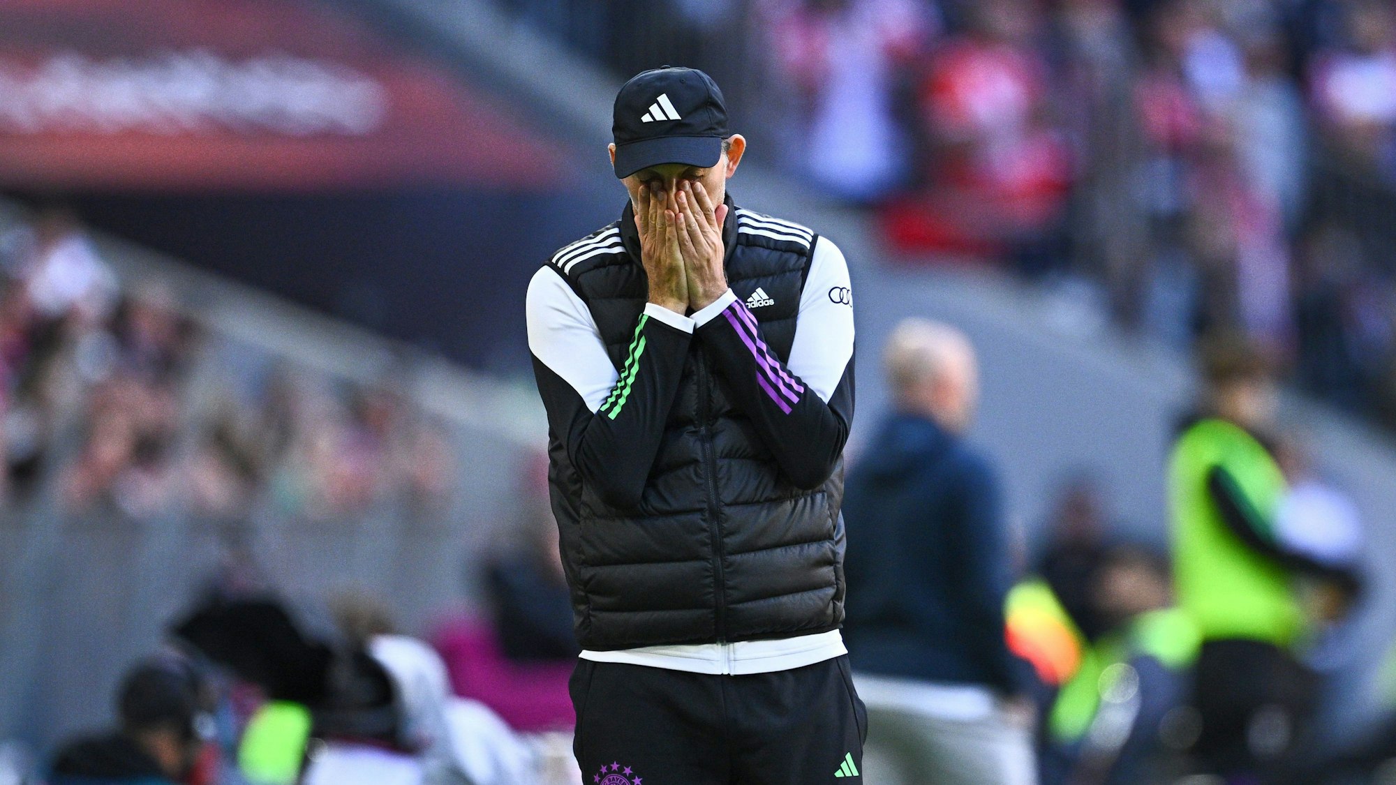 Thomas Tuchel schlägt sich an der Seitenlinie die Hände vors Gesicht.