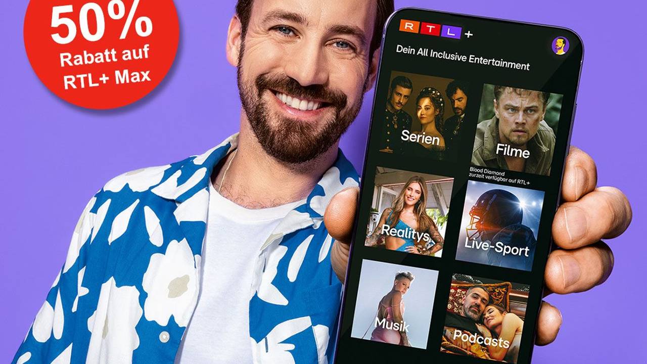 Mann hält Smartphone mit RTL+ App.