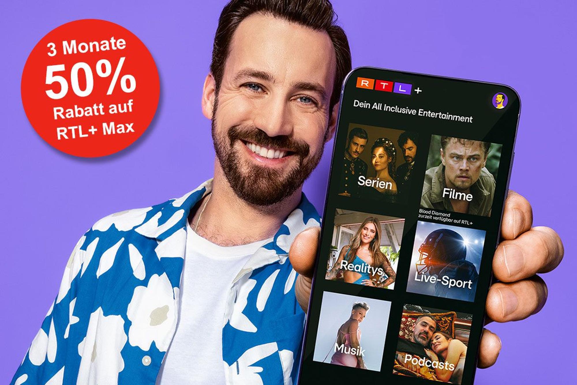 Mann hält Smartphone mit RTL+ App.