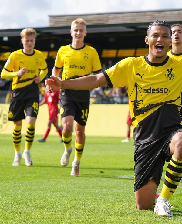 Paris Brunner jubelt im BVB-Trikot nach einem Treffer in der U19-Bundesliga gegen den 1. FC Köln.