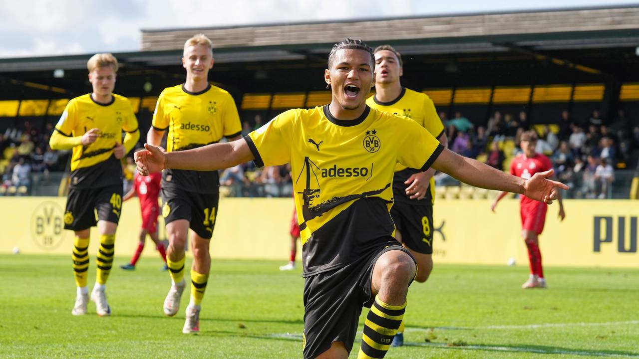 Paris Brunner jubelt im BVB-Trikot nach einem Treffer in der U19-Bundesliga gegen den 1. FC Köln.