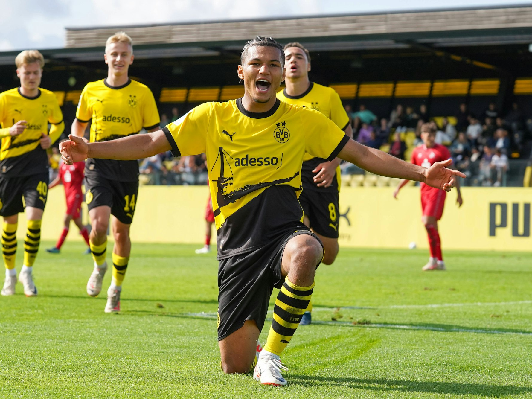 Paris Brunner jubelt im BVB-Trikot nach einem Treffer in der U19-Bundesliga gegen den 1. FC Köln.