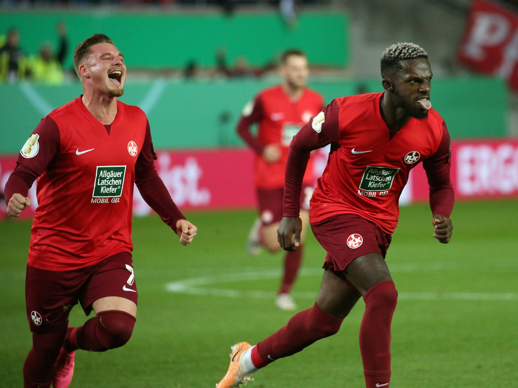 Kaiserslauterns Spieler jubeln.