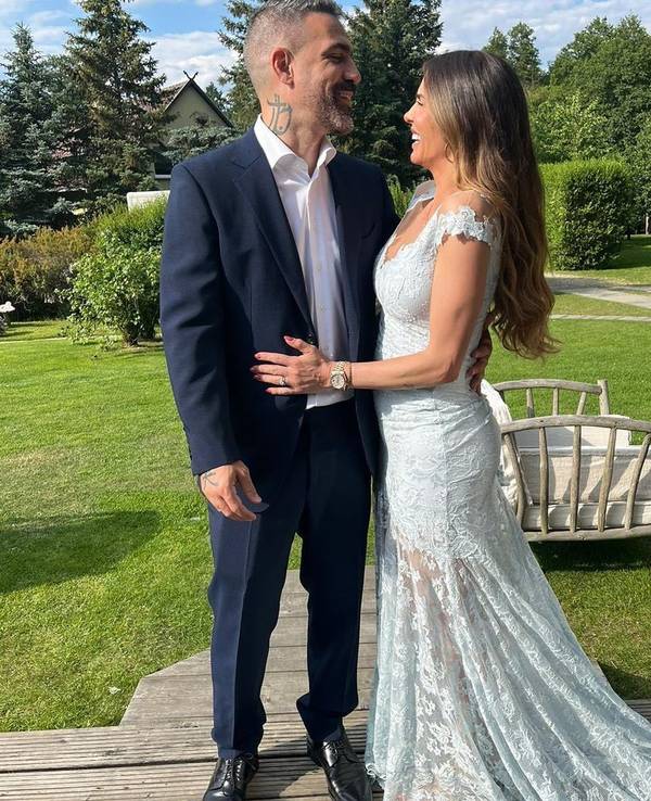 Bushido und Anna-Maria schauen sich an. Er trägt einen Anzug, sie ein Kleid.