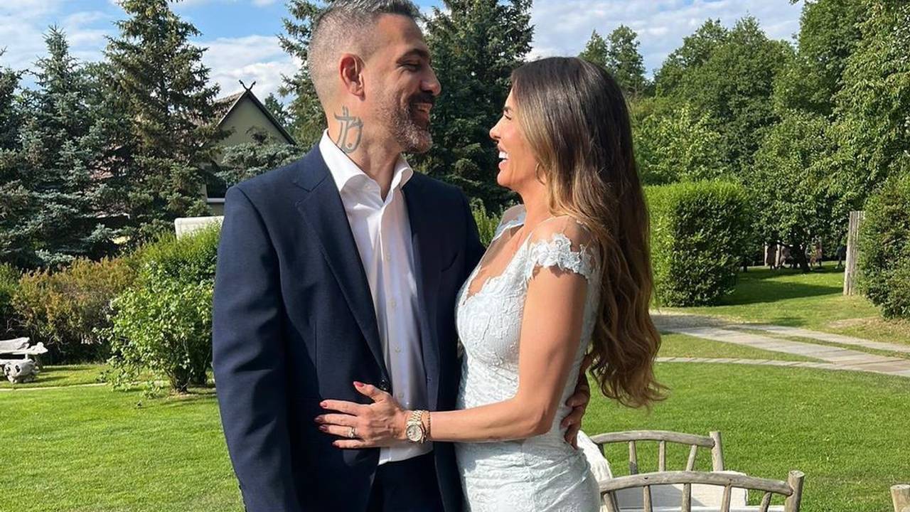 Bushido und Anna-Maria schauen sich an. Er trägt einen Anzug, sie ein Kleid.