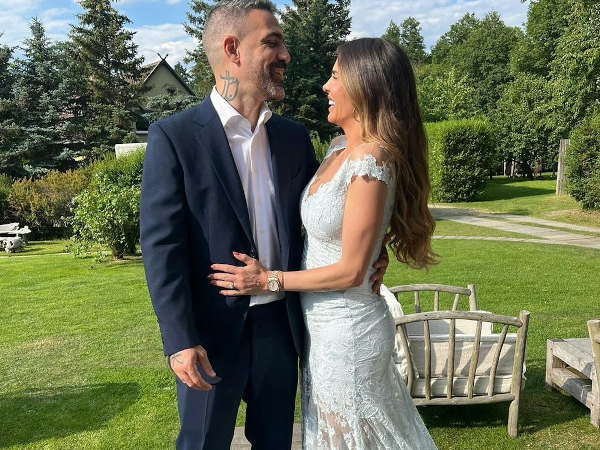 Bushido und Anna-Maria schauen sich an. Er trägt einen Anzug, sie ein Kleid.