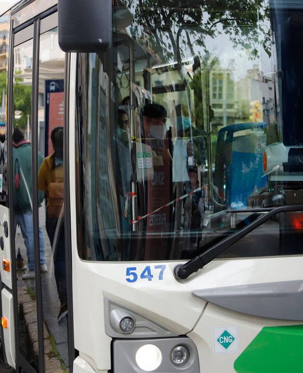 Ein Bus steht auf Mallorca an einer Haltestelle, am Bahnhof „Intermodal“.