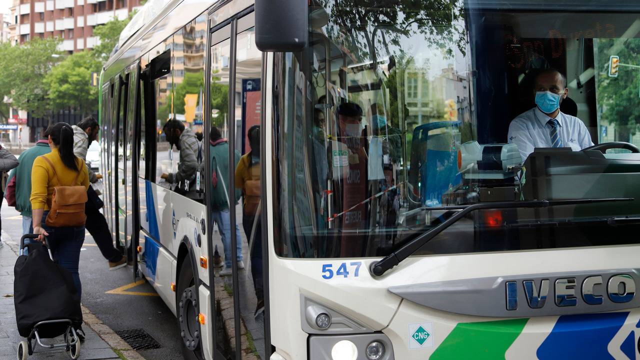 Ein Bus steht auf Mallorca an einer Haltestelle, am Bahnhof „Intermodal“.