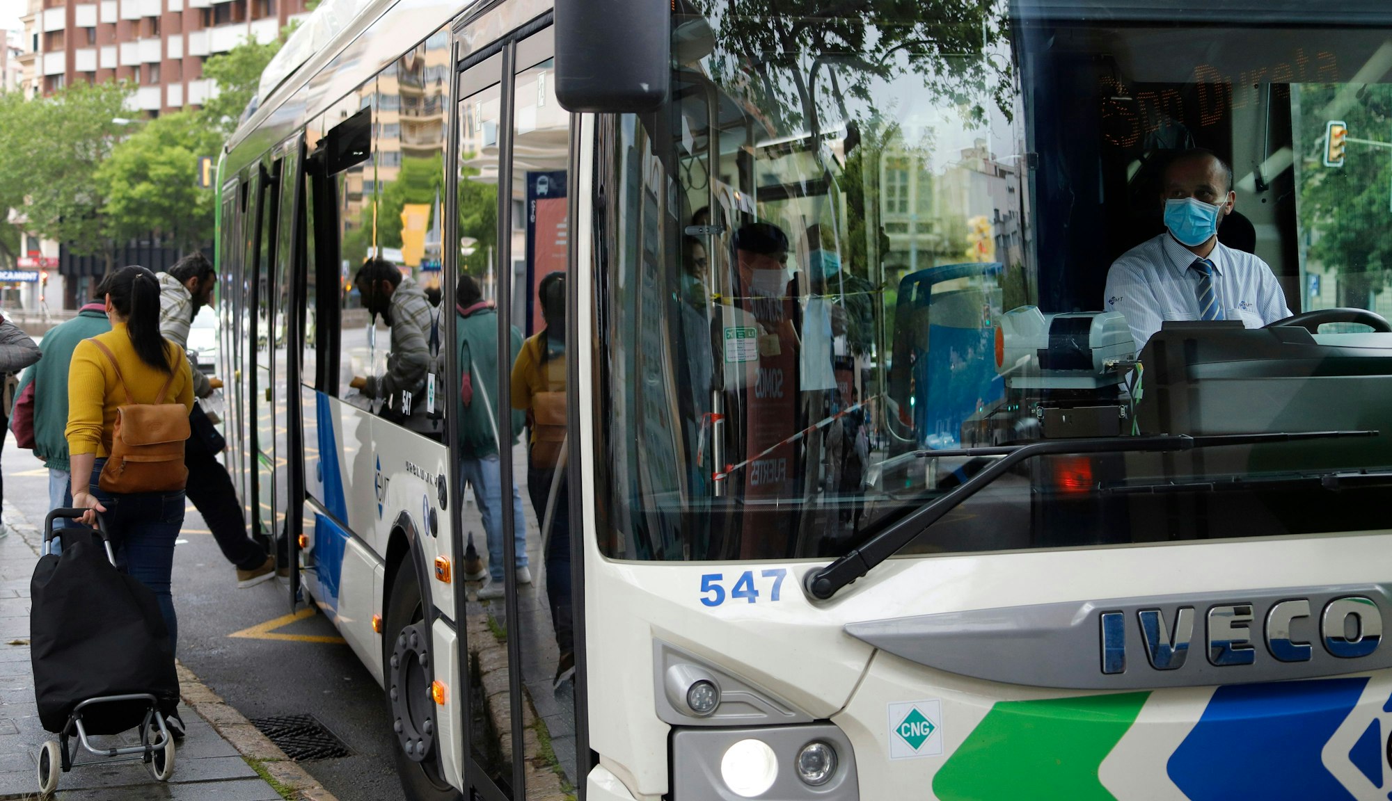 Ein Bus steht auf Mallorca an einer Haltestelle, am Bahnhof „Intermodal“.