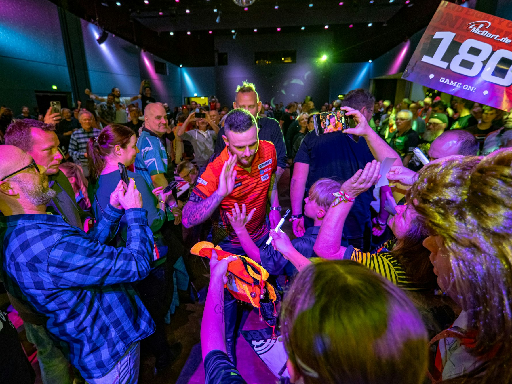 Joe Cullen beim Gang zur Bühne.