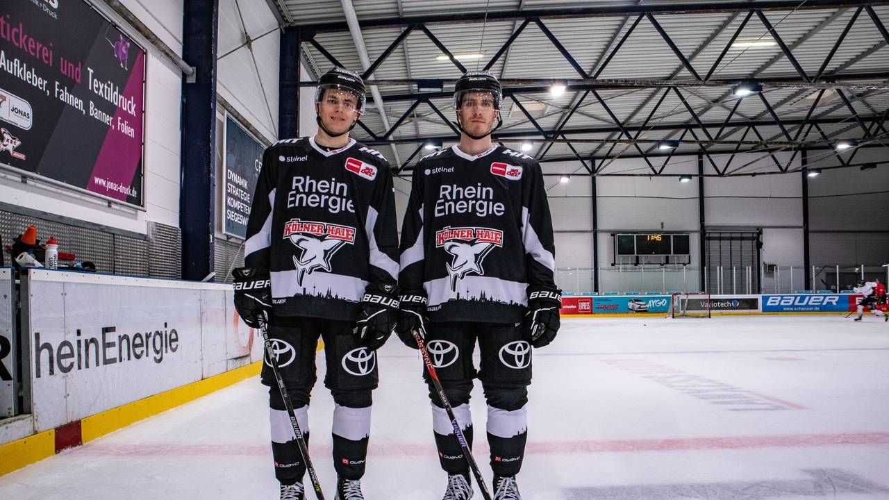 Die Haie Jan Luca Sennhenn und Gregor MacLeod mit den Sondertrikots zum Diversity Day.