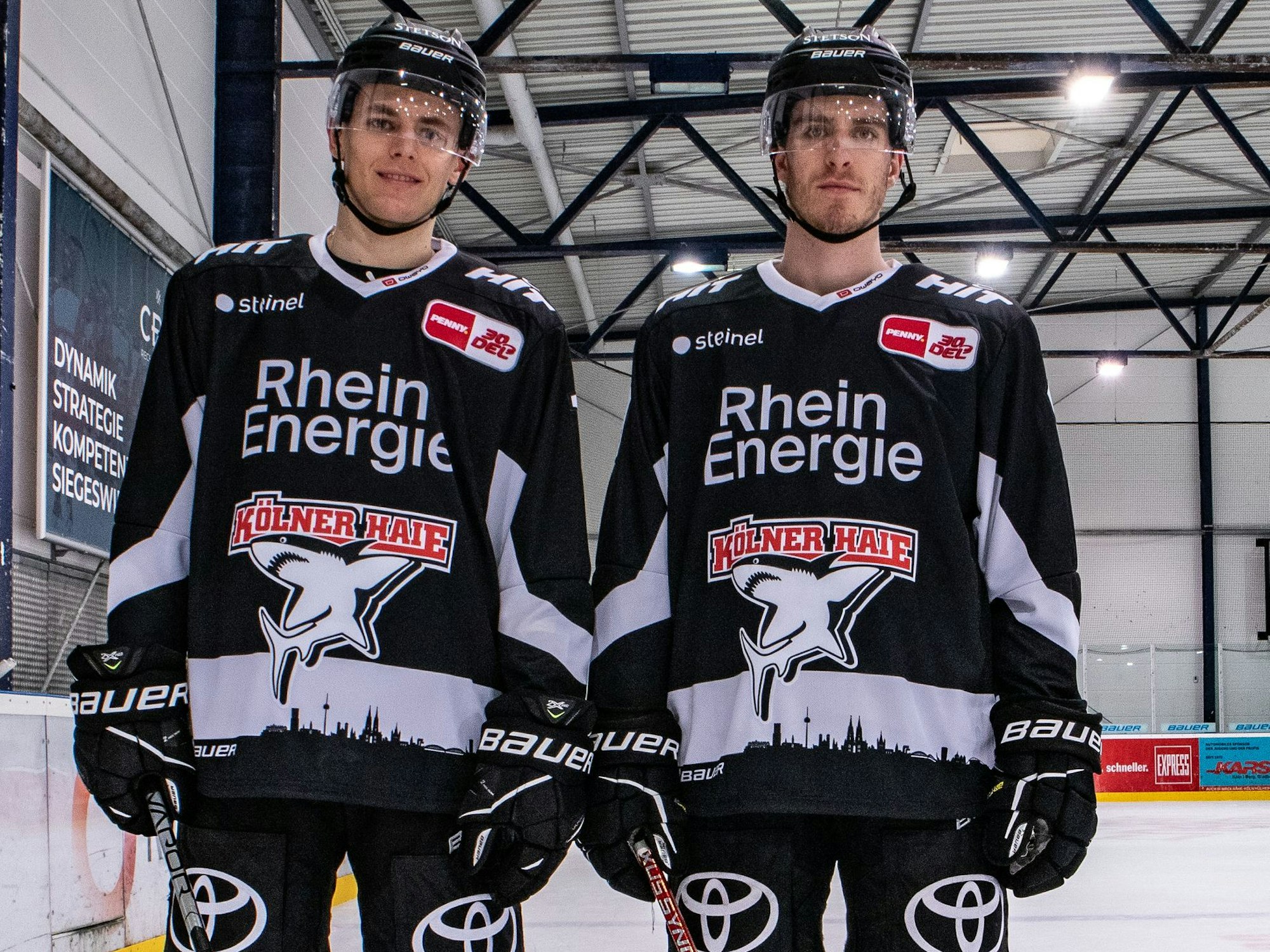 Die Haie Jan Luca Sennhenn und Gregor MacLeod mit den Sondertrikots zum Diversity Day.