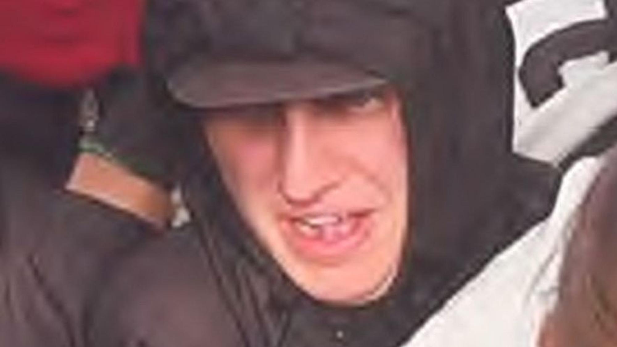 Mann mit schwarzer Jacke und Kapuze, nur ein Teil seines Gesichts ist zu erkennen.