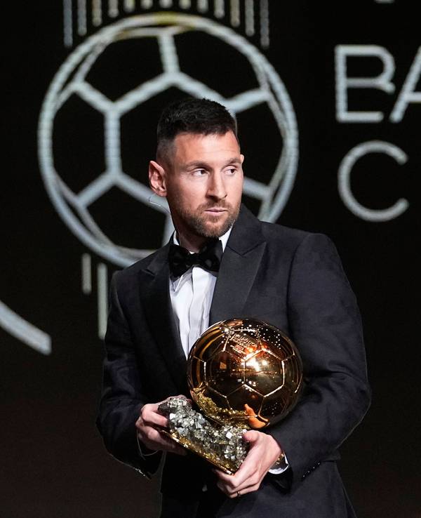 Lionel Messi hält den Ballon d'Or während der Verleihung des 67. Ballon d'Or im Theatre du Chatelet.