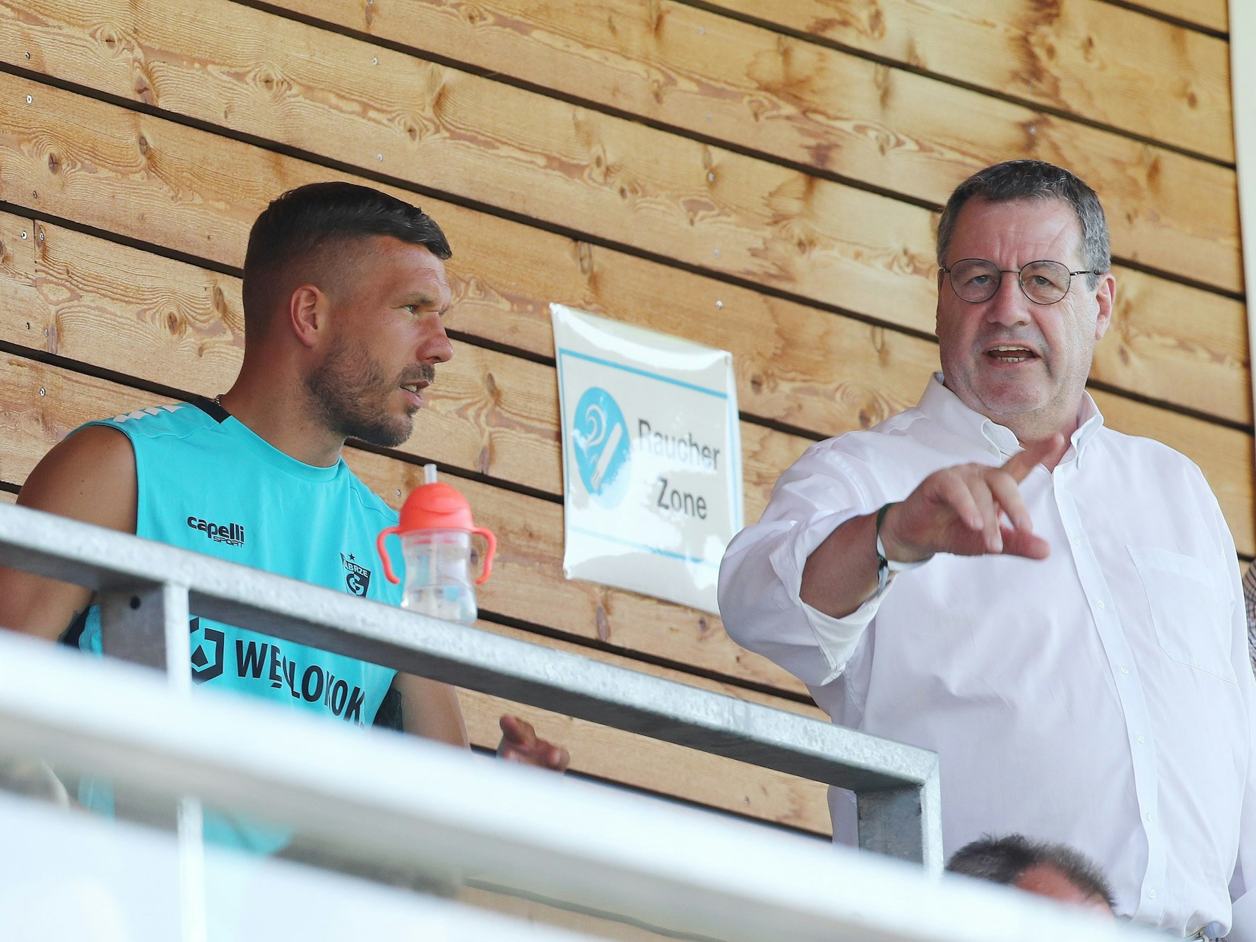 Lukas Podolski (Zabrze) spricht mit Werner Wolf (1. FC Köln).