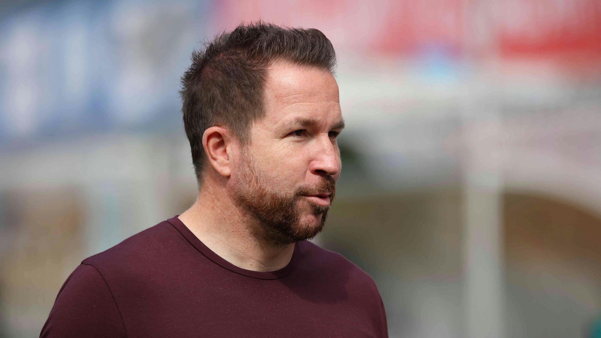 Fortuna Düsseldorfs Sportdirektor Christian Weber steht beim Spiel in Elversberg im Stadion.