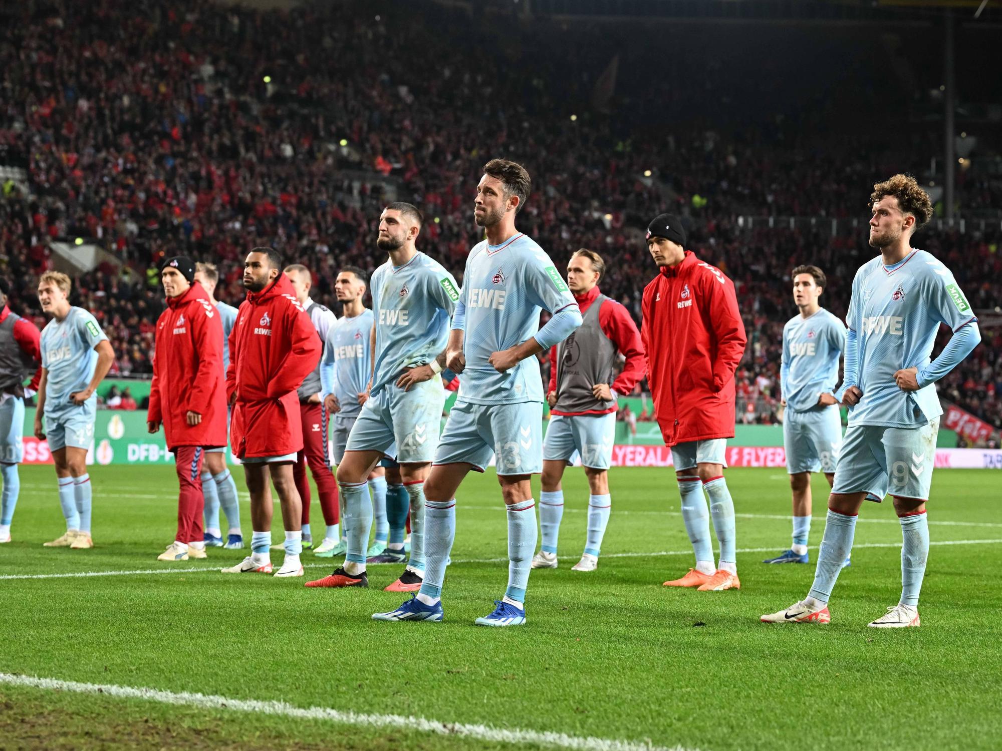 Die Köln-Spieler sind enttäuscht.