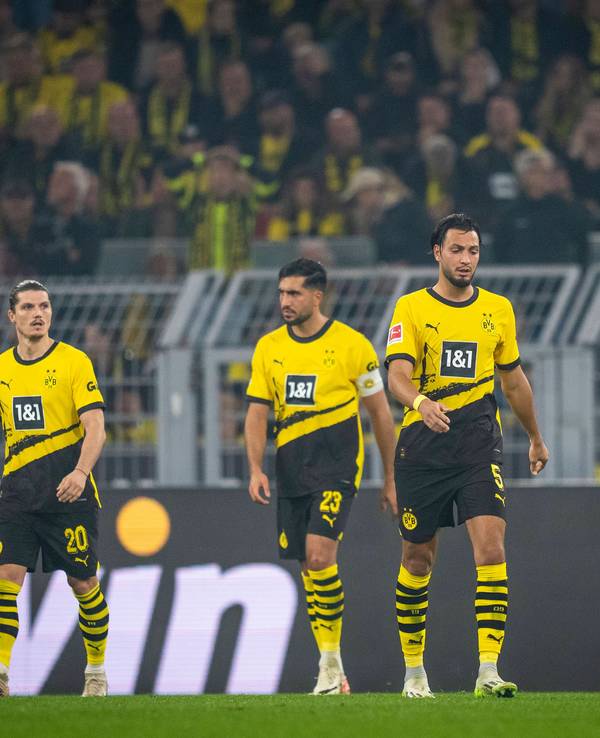 Marcel Sabitzer, Emre Can, Ramy Bensebaini und Nico Schlotterbeck (v.l.n.r.) reagieren nach einem Gegentreffer mit langem Gesicht.