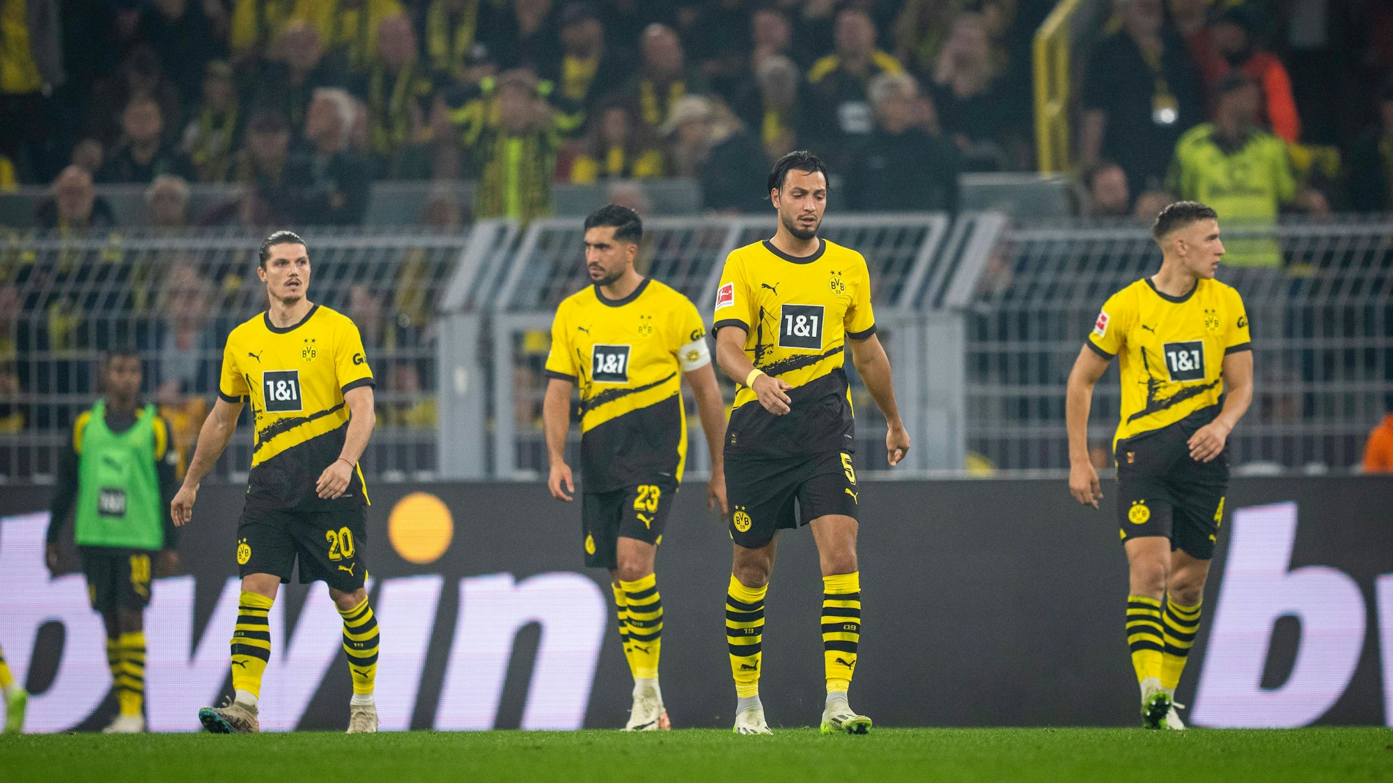Marcel Sabitzer, Emre Can, Ramy Bensebaini und Nico Schlotterbeck (v.l.n.r.) reagieren nach einem Gegentreffer mit langem Gesicht.