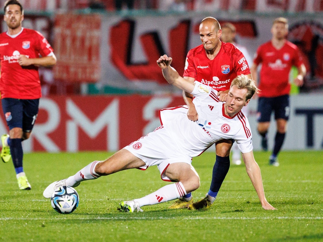Fortuna Düsseldorfs Vincent Vermeij im Zweikampf mit Unterhachings Manuel Stiefler.