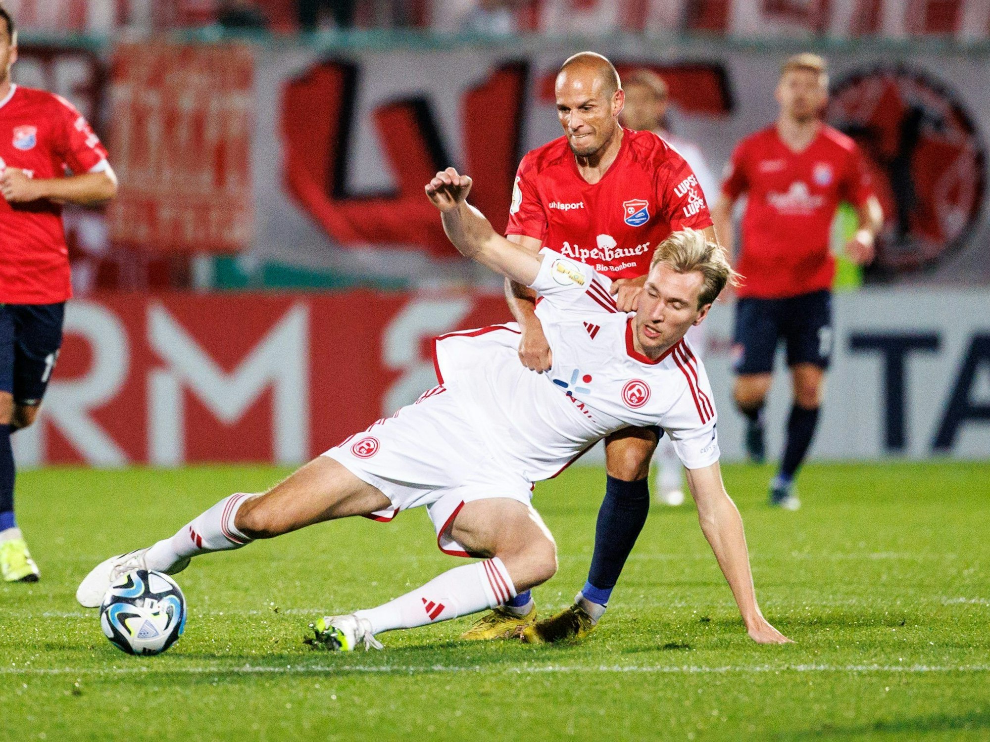 Fortuna Düsseldorfs Vincent Vermeij im Zweikampf mit Unterhachings Manuel Stiefler.