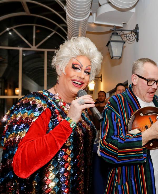 Ken Reise alias Julie Voyage und JP Weber singen.